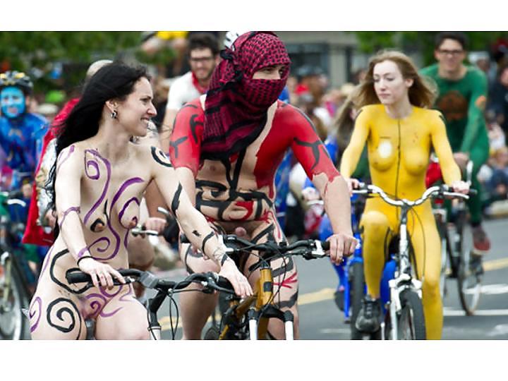 25P Nude Painted Ladies in Public Fetish Gallery 3