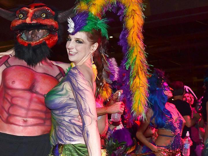 25P Nude Painted Ladies in Public Fetish Gallery 3