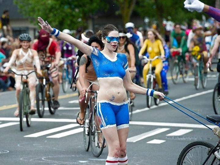 25P Nude Painted Ladies in Public Fetish Gallery 3