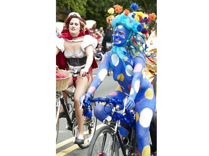 25P Nude Painted Ladies in Public Fetish Gallery 8