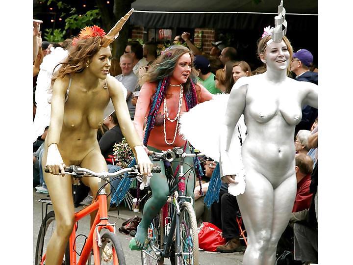 25P Nude Painted Ladies in Public Fetish Gallery 17