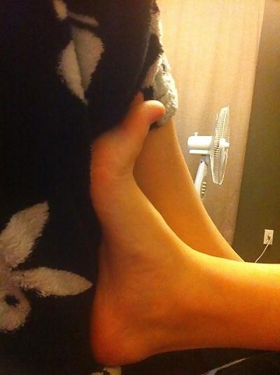 25P Worship redhead feet