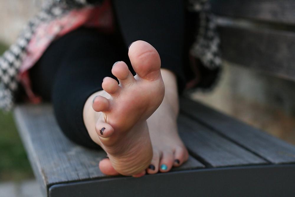 25P Worship redhead feet