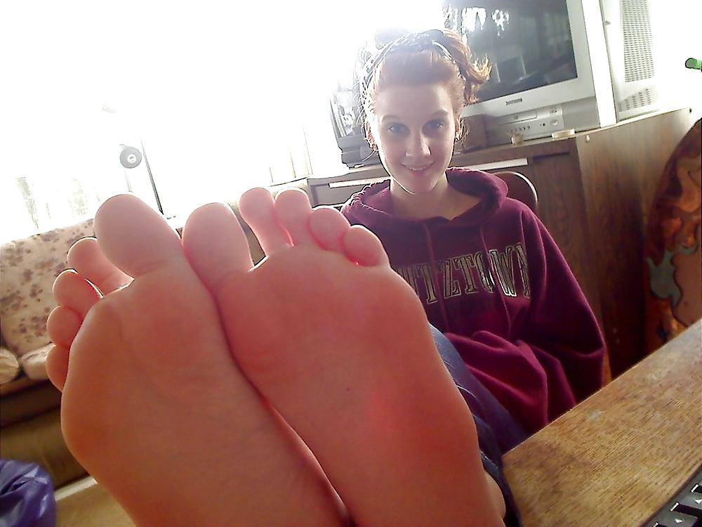 25P Worship redhead feet