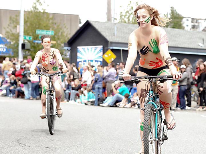 25P Nude Painted Ladies in Public Fetish Gallery 21