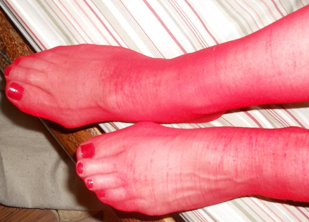 4P Sexy nylon feet in red stockings