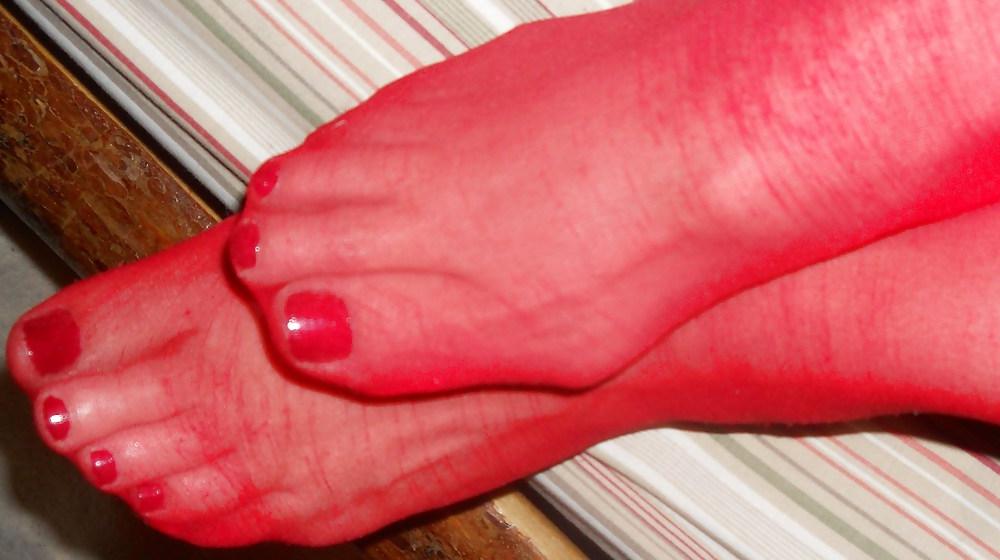 4P Sexy nylon feet in red stockings