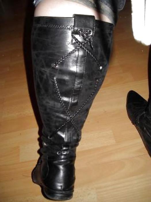 25P Female muscular calves