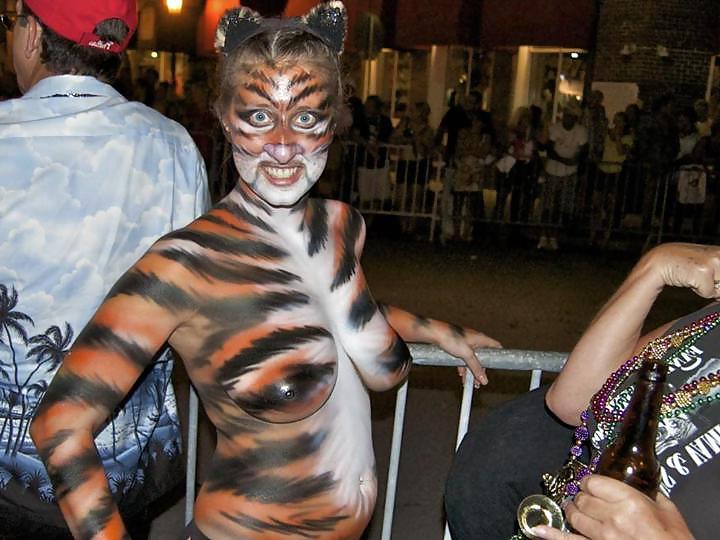 24P Nude Painted Ladies in Public Fetish Gallery 1 