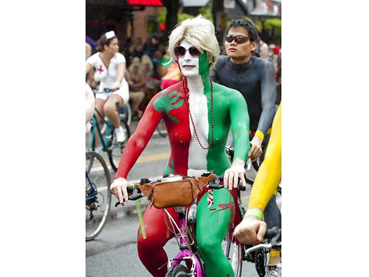 25P Nude Painted Ladies in Public Fetish Gallery 7