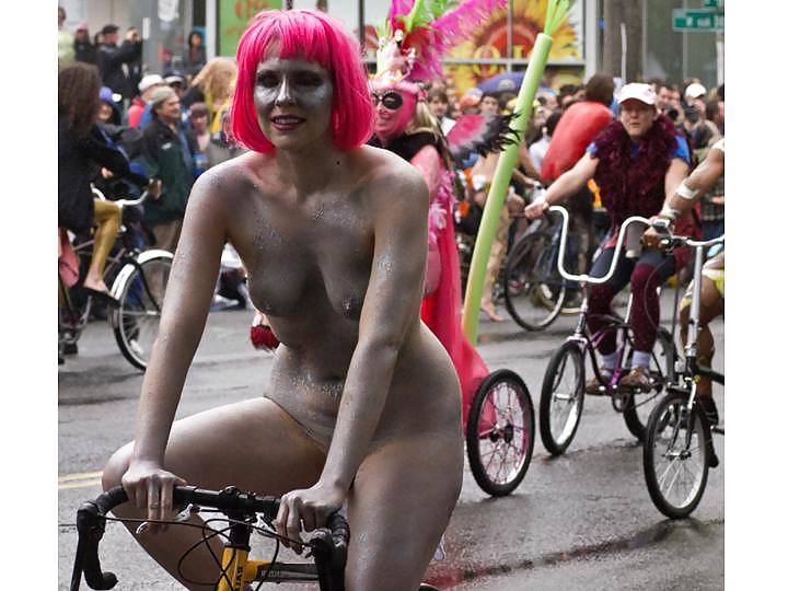 25P Nude Painted Ladies in Public Fetish Gallery 7