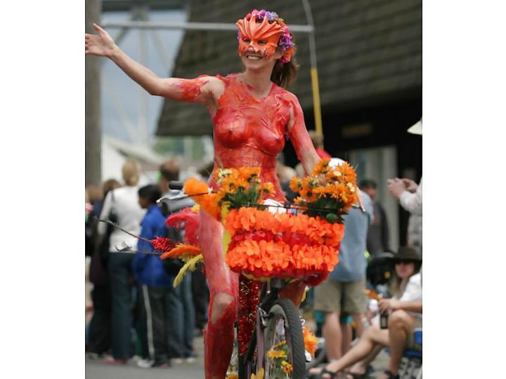 25P Nude Painted Ladies in Public Fetish Gallery 7