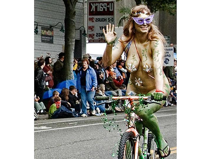 25P Nude Painted Ladies in Public Fetish Gallery 7