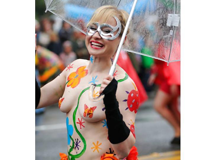 25P Nude Painted Ladies in Public Fetish Gallery 7