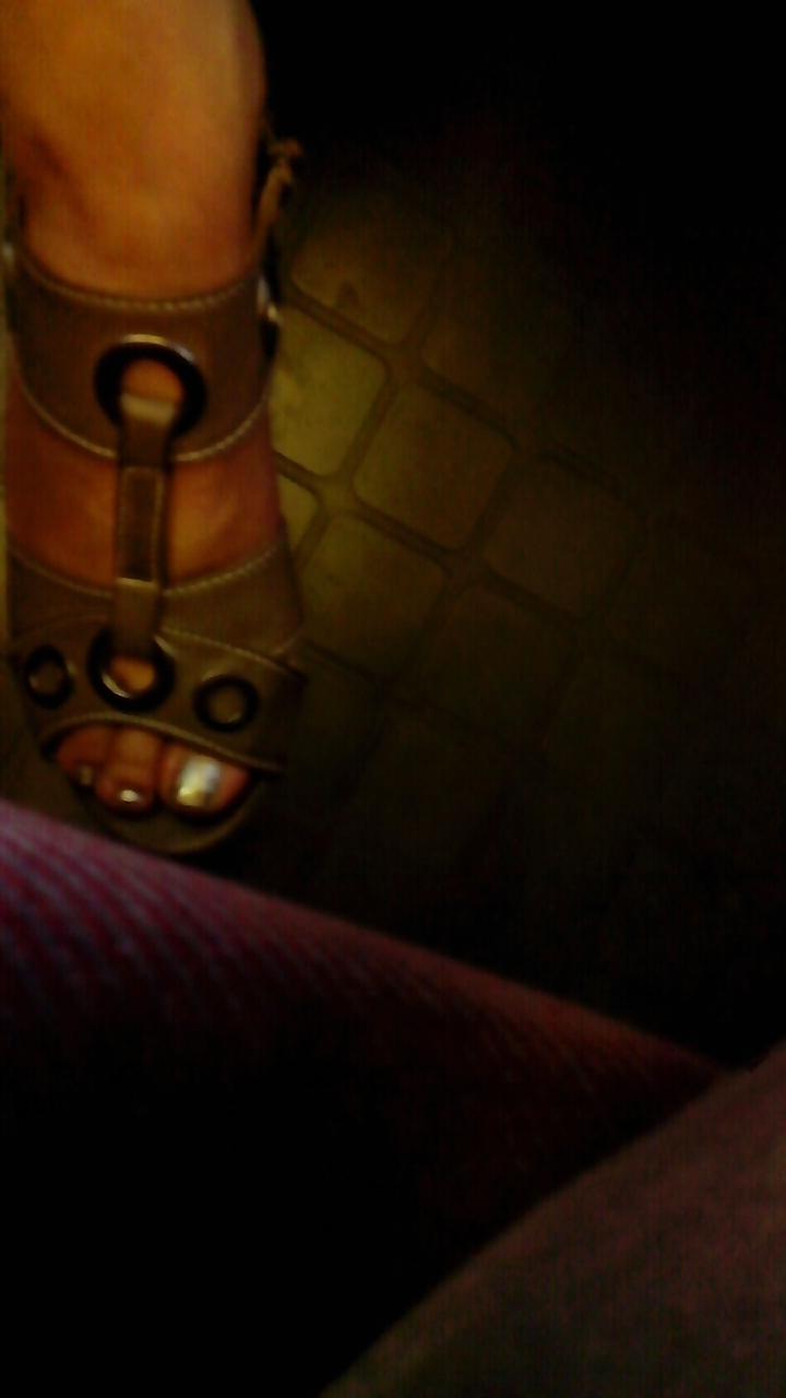4P Candid feet of train mate : Sandrine