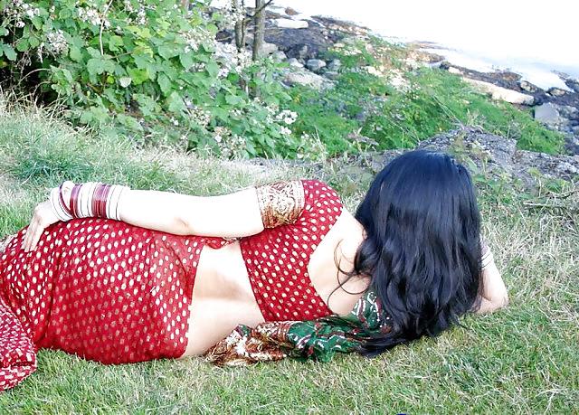 16P Beautiful indian bride goes nude