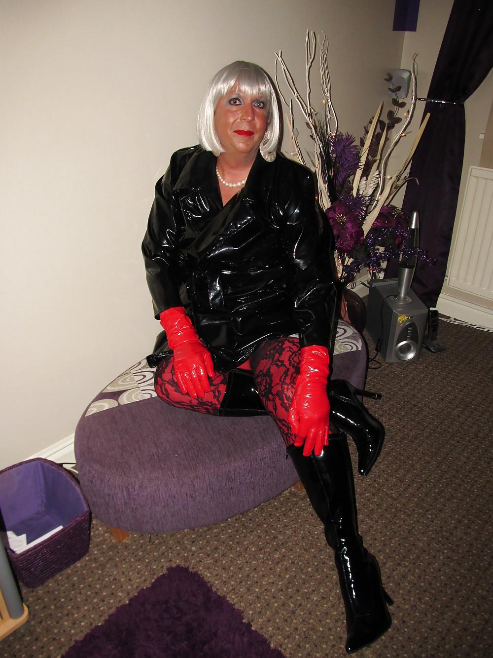 14P Blonde slut in pvc suck big cock !