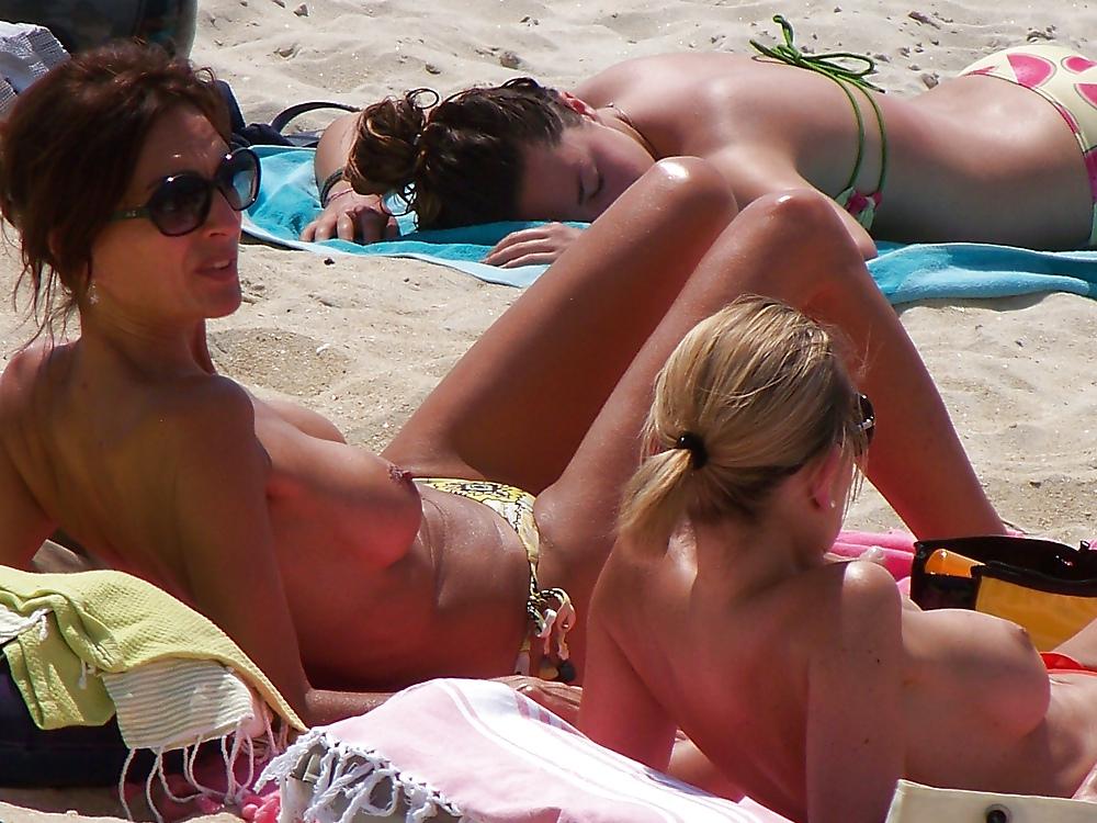 7P Topless beach2