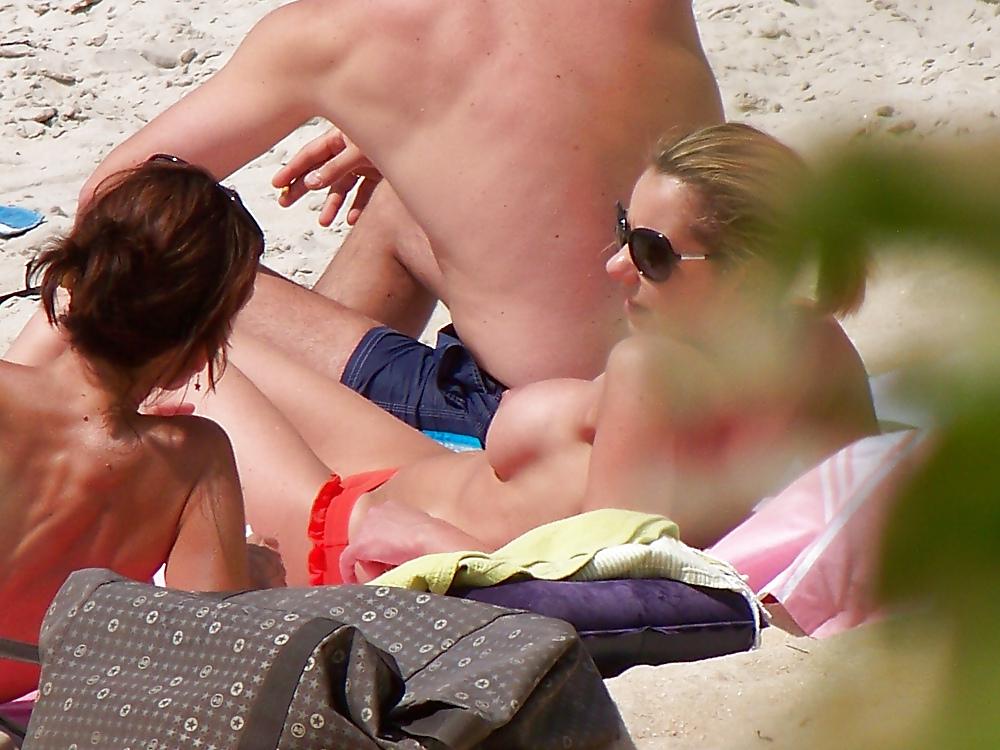 7P Topless beach2