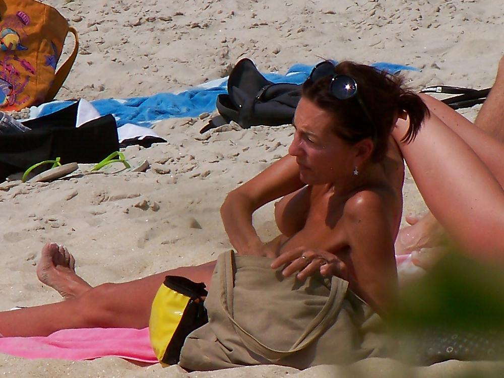 7P Topless beach2