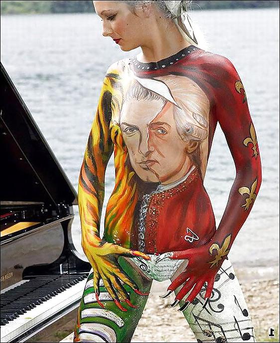 24P Some body Art porn picture outdoor
