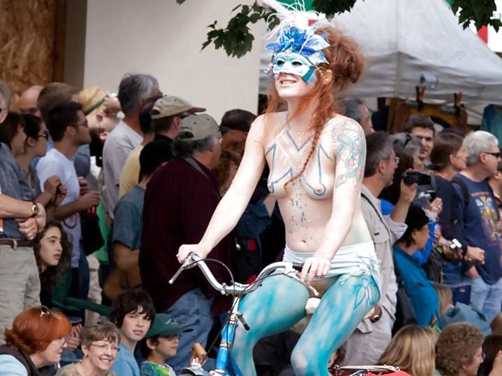 25P Nude Painted Ladies in Public Fetish Gallery 10