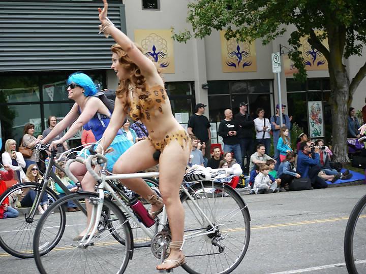 25P Nude Painted Ladies in Public Fetish Gallery 10