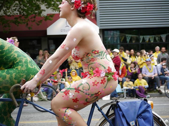 25P Nude Painted Ladies in Public Fetish Gallery 10