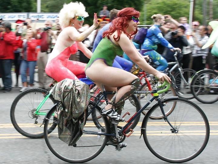 25P Nude Painted Ladies in Public Fetish Gallery 10