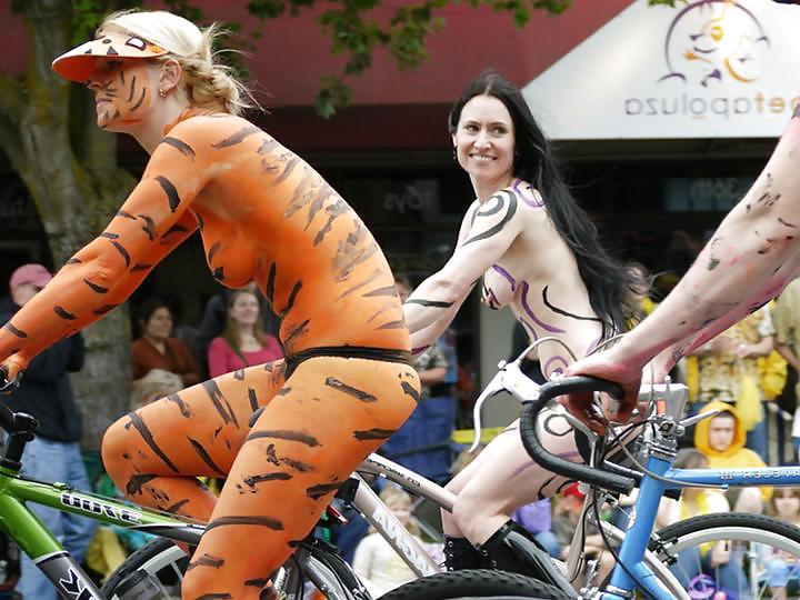 25P Nude Painted Ladies in Public Fetish Gallery 10