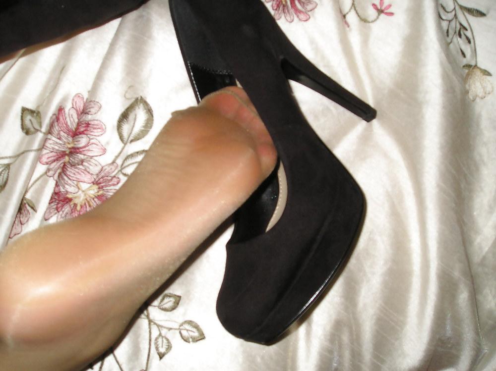 20P Gloss tan tights and nylon feet.