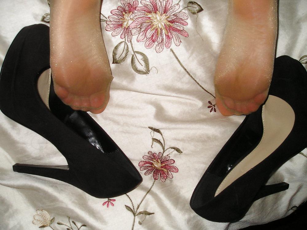 20P Gloss tan tights and nylon feet.