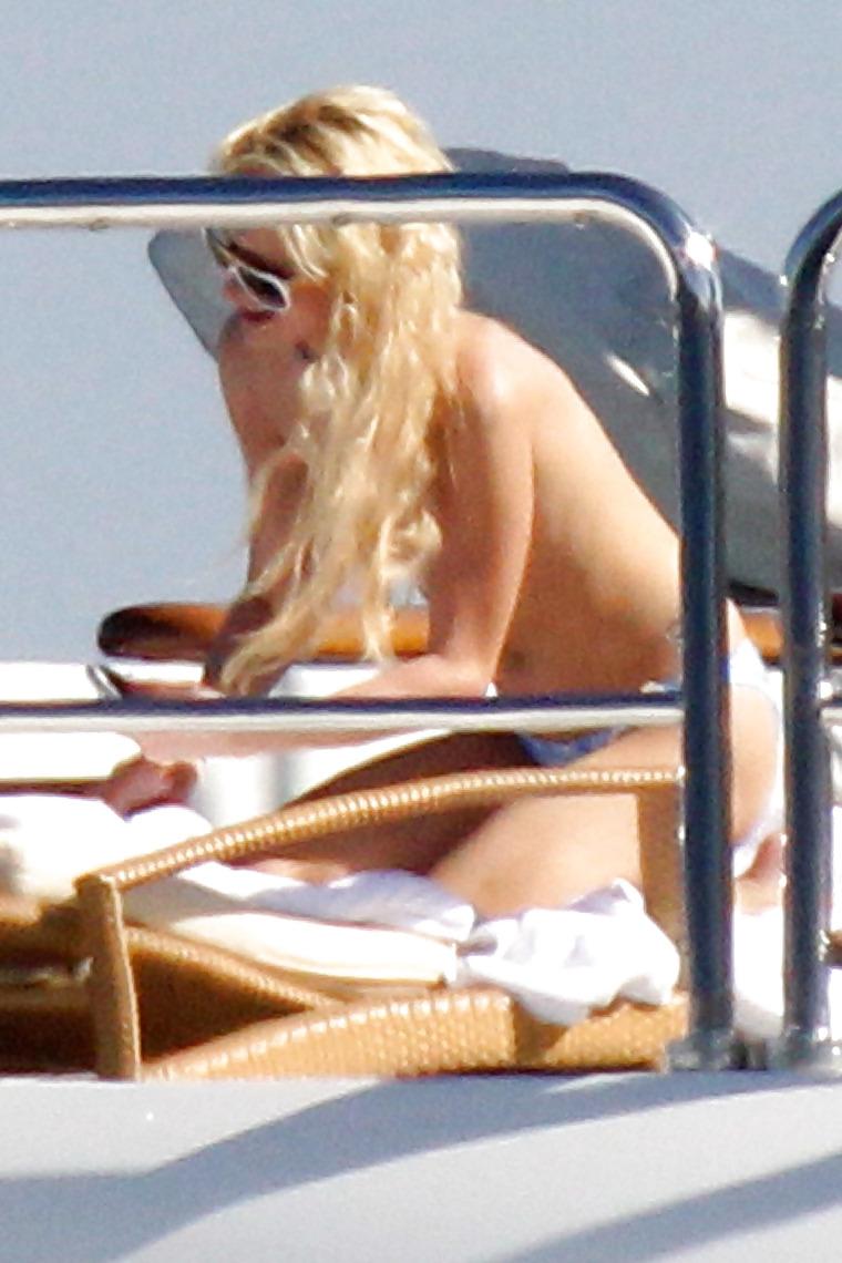 19P Paris Hilton Topless Candids 