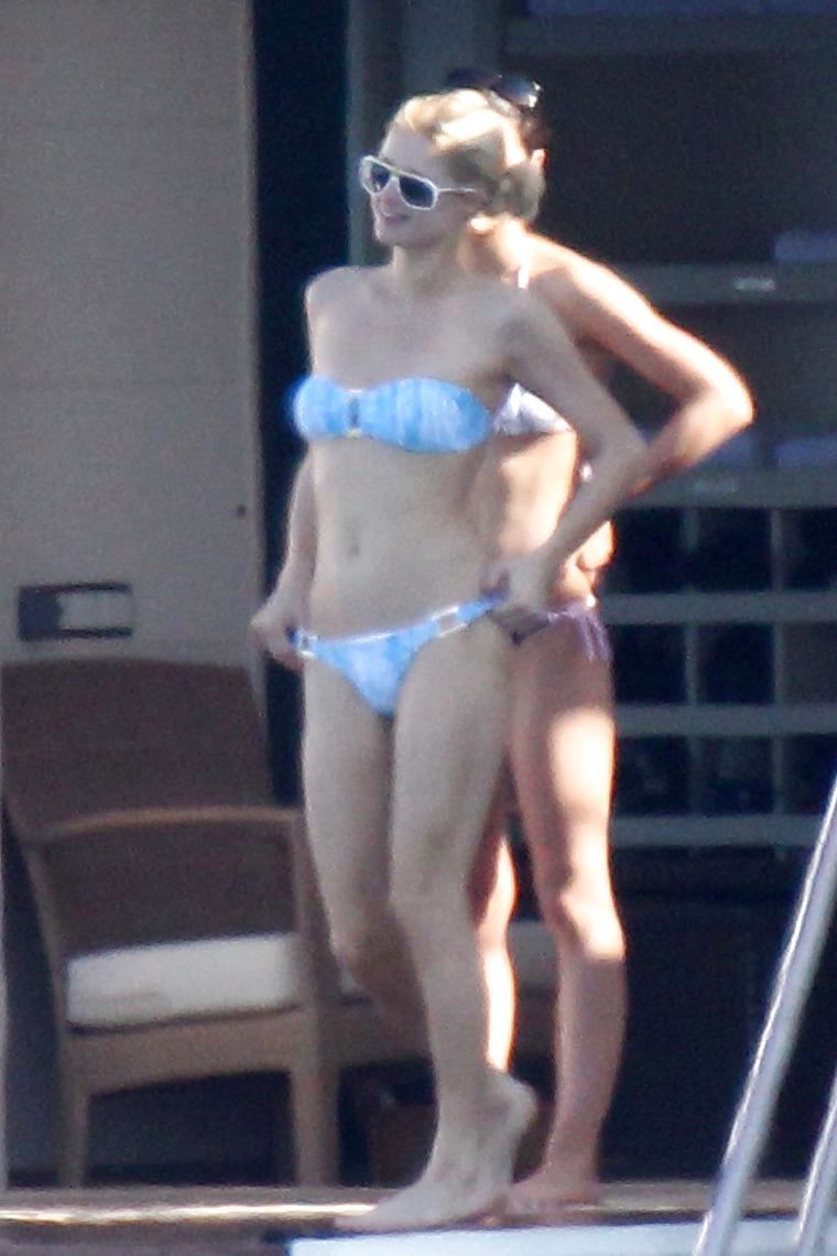 19P Paris Hilton Topless Candids 