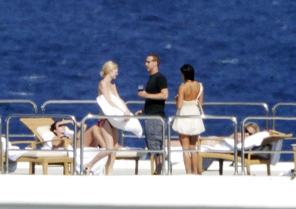 19P Paris Hilton Topless Candids 