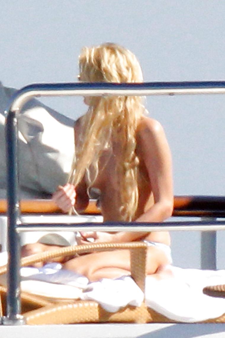 19P Paris Hilton Topless Candids 