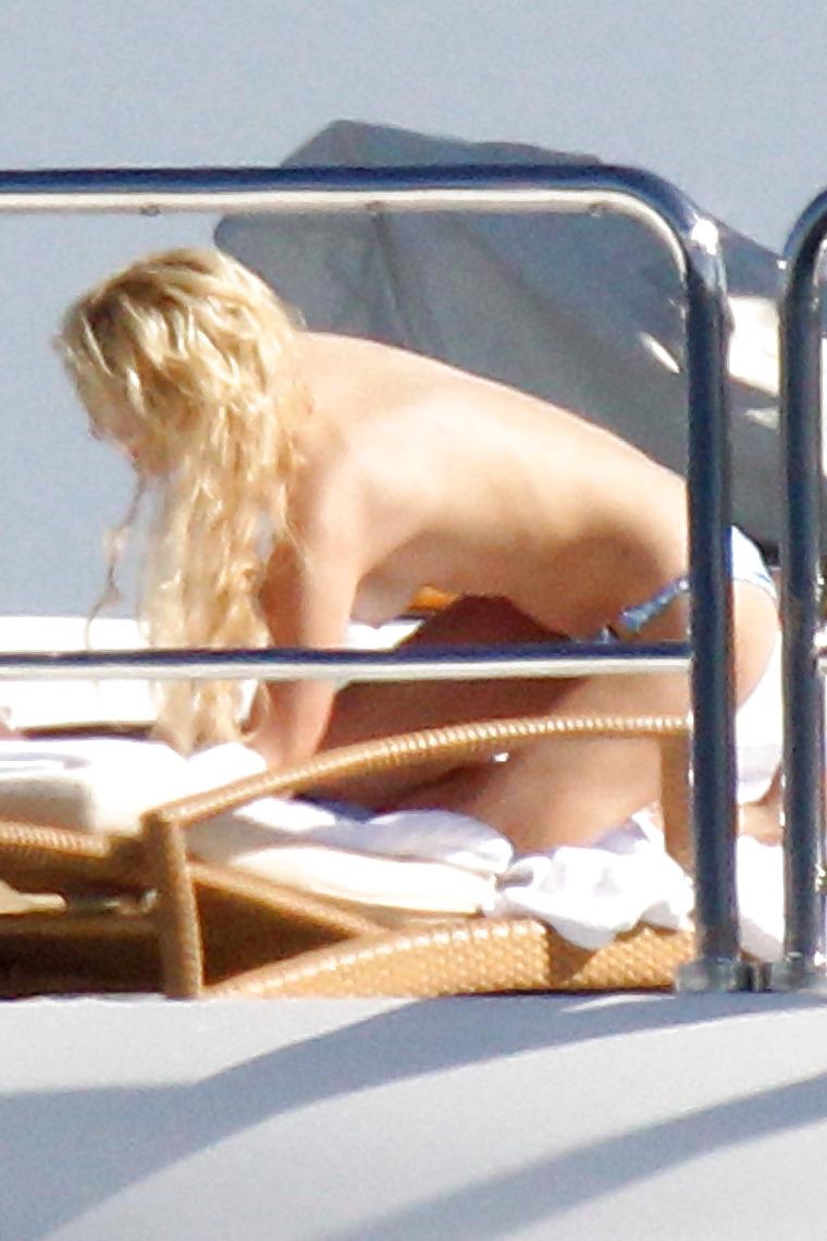 19P Paris Hilton Topless Candids 
