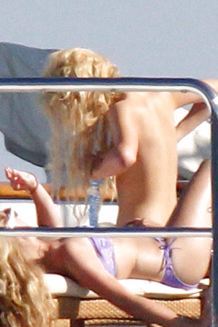 19P Paris Hilton Topless Candids 