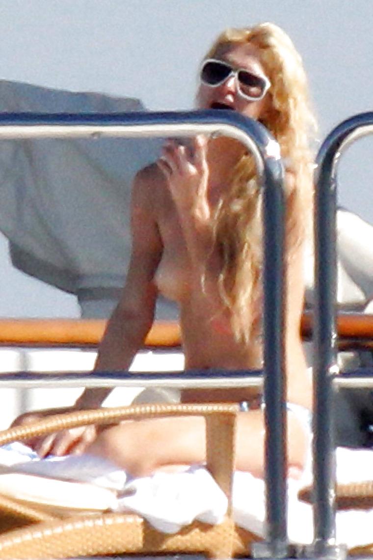 19P Paris Hilton Topless Candids 