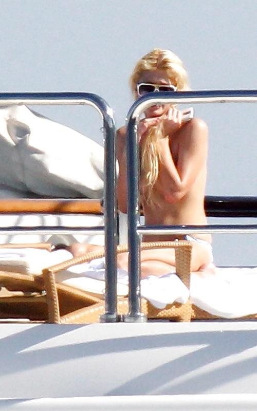 19P Paris Hilton Topless Candids 