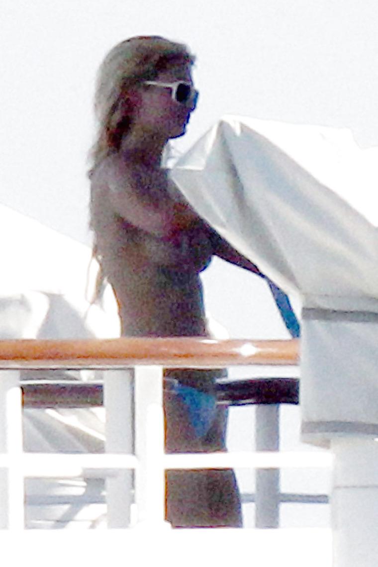 19P Paris Hilton Topless Candids 