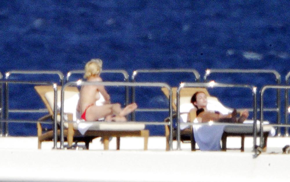19P Paris Hilton Topless Candids 