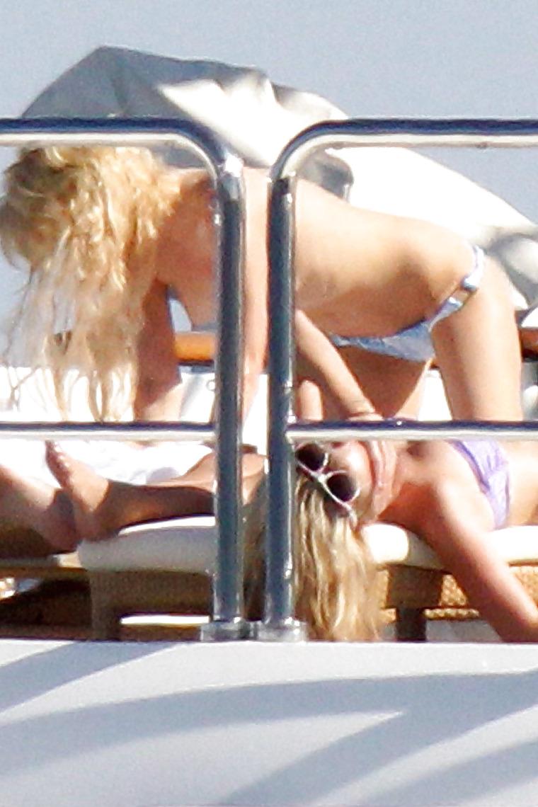 19P Paris Hilton Topless Candids 