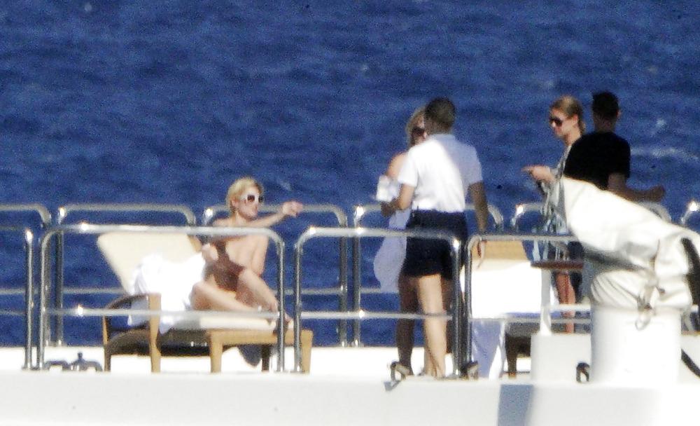 19P Paris Hilton Topless Candids 