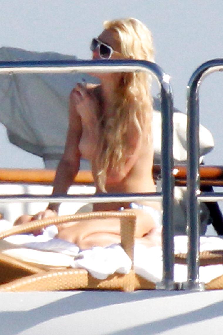 19P Paris Hilton Topless Candids 
