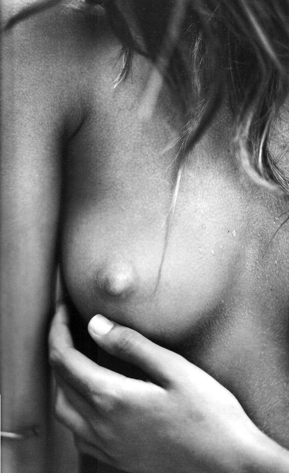 25P Gisele Bundchen Topless Candids 
