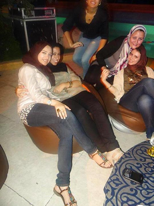 13P Hijab feet nic 
