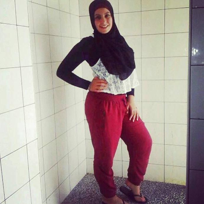 13P Hijab feet nic 