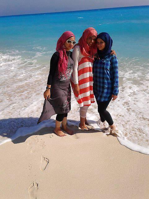 13P Hijab feet nic 