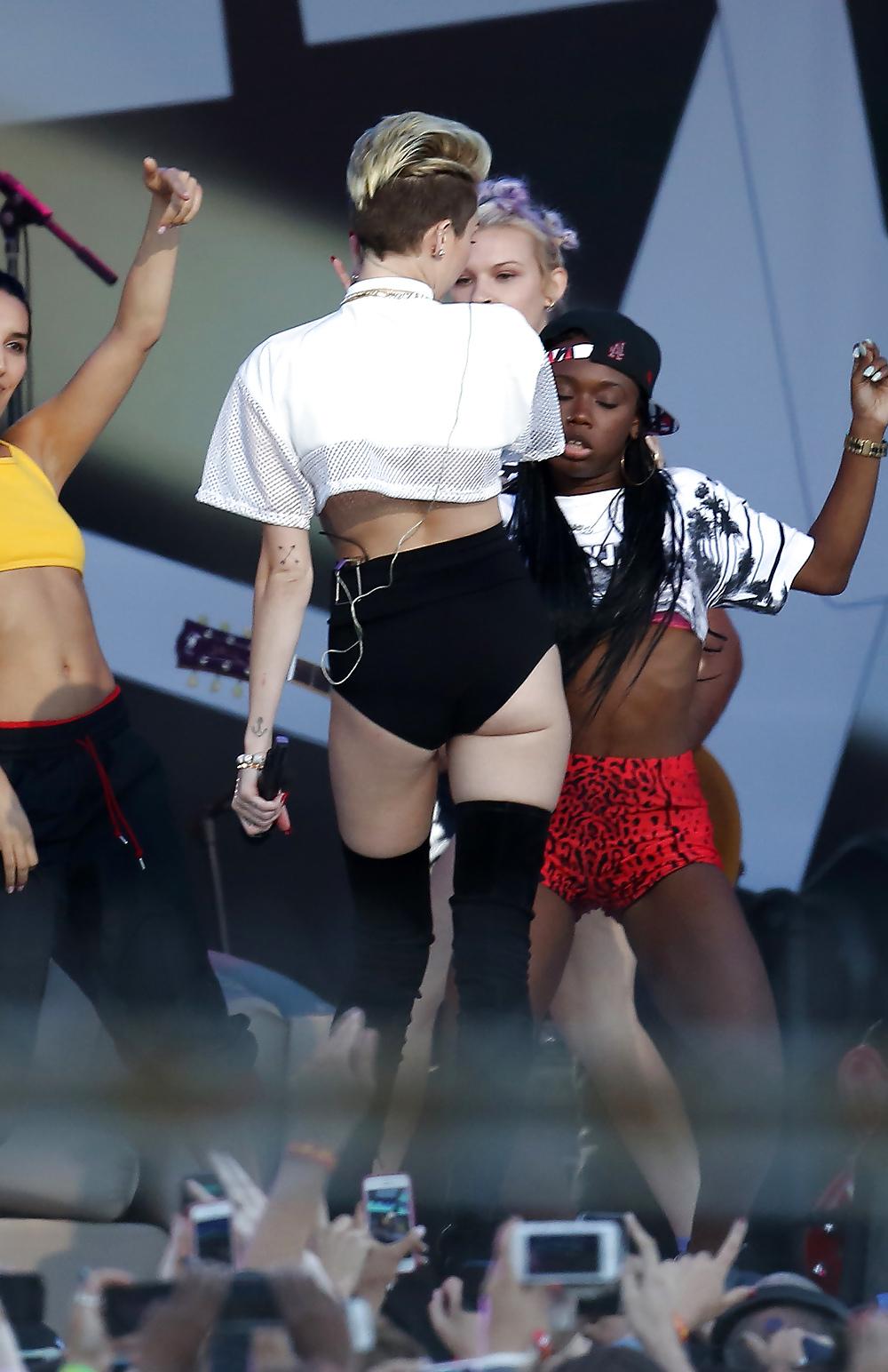 22P Miley Cyrus - Sexy Bitch Ass